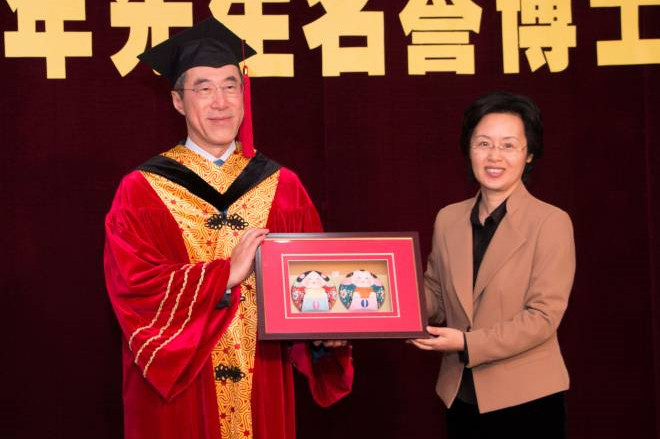 江南大学授予唐英年先生名誉博士学位典礼隆重举行