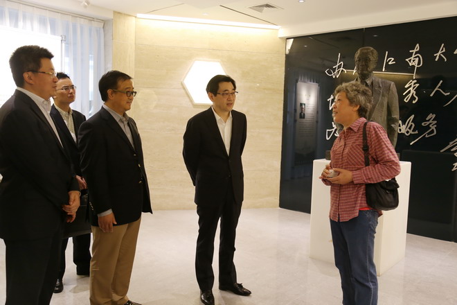参观荣毅仁与江南大学纪念馆