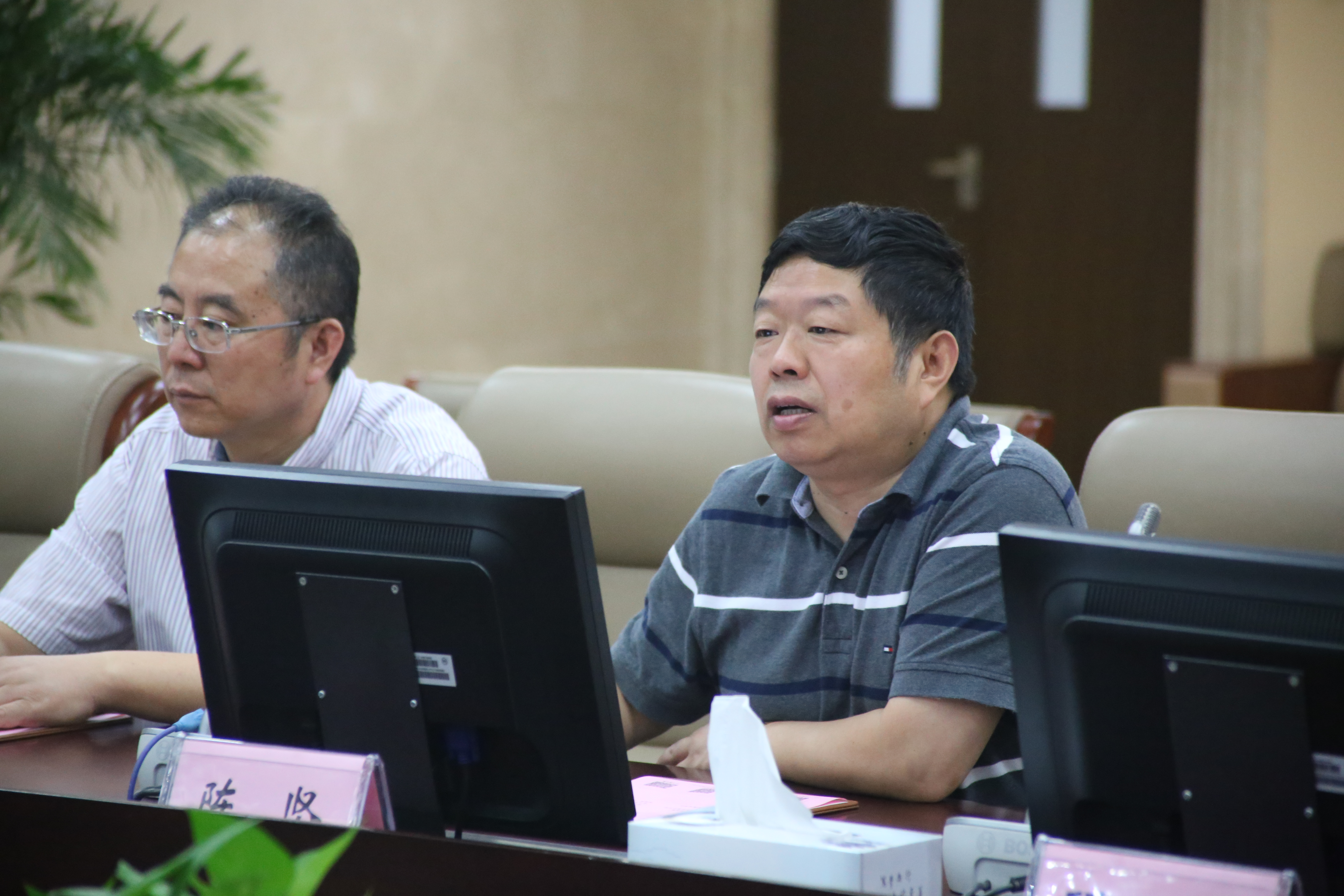 陈坚校长介绍学校情况