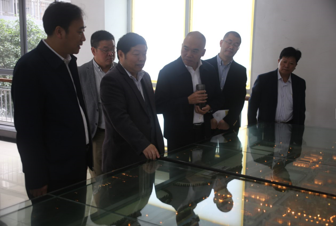 陈坚校长介绍校园建设情况